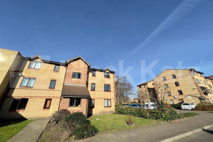 Contemporary ground floor apartment with beautiful communal gardens John Maurice Close, Elephant and Castle / Borough
